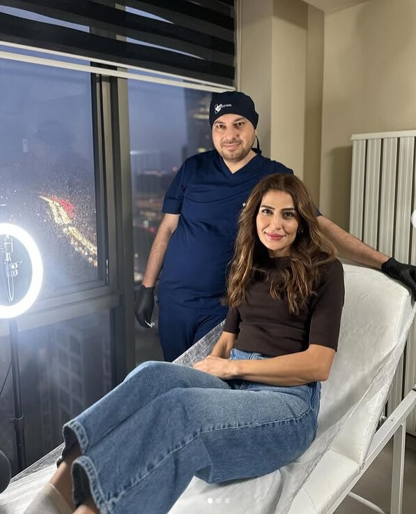 Dr. Oğuz Yaşar kliniğinde bir hastasıyla